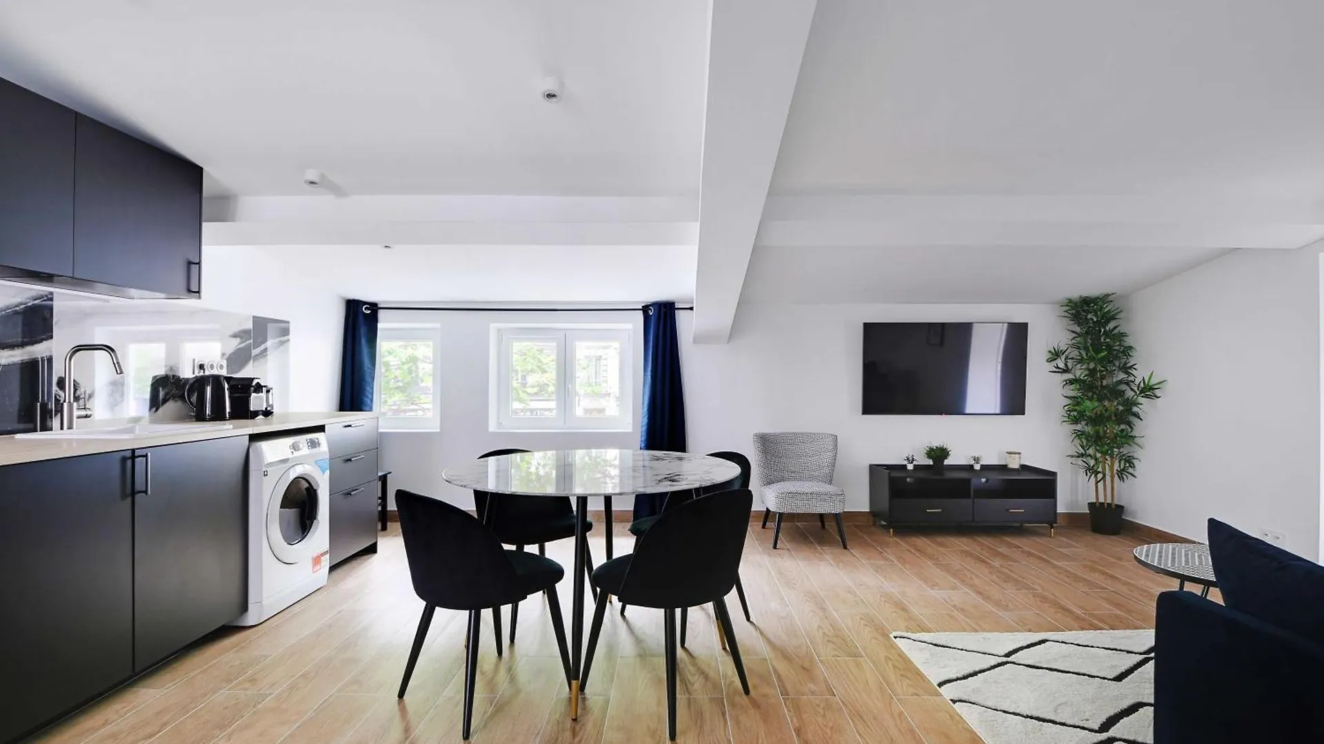 Refreshing 2Bd-6P Apartment - 18Th Ard Paris 0*,  France